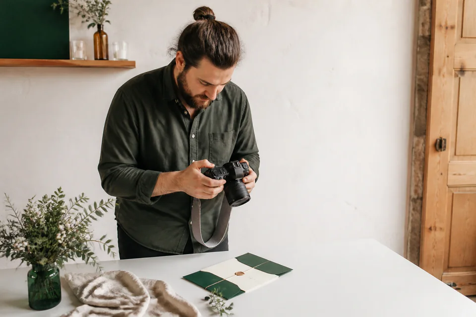Appareil photo et accessoires de reportage de mariage — illustration générée par IA