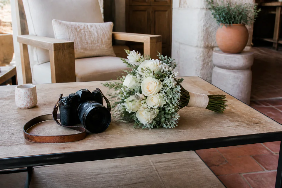 Appareil photo et accessoires de reportage de mariage — illustration générée par IA