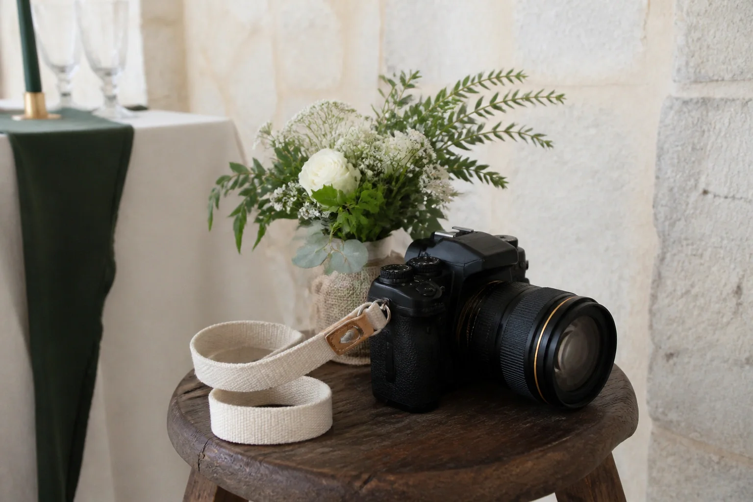 Appareil photo et accessoires de reportage de mariage — illustration générée par IA