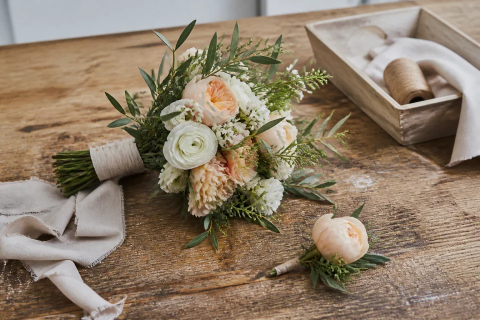 Préparation florale pour un mariage — illustration générée par IA