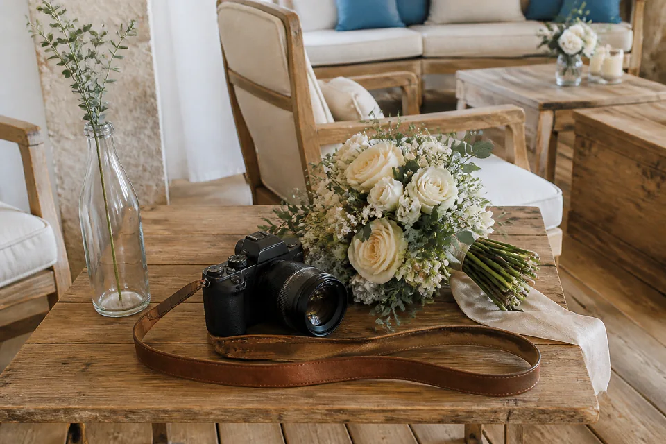 Appareil photo et accessoires de reportage de mariage — illustration générée par IA