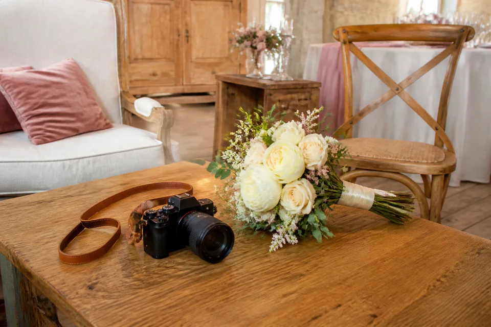 Appareil photo et accessoires de reportage de mariage — illustration générée par IA