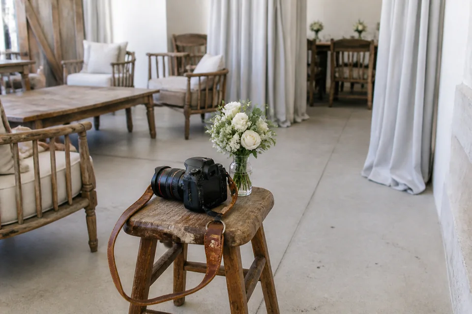 Appareil photo et accessoires de reportage de mariage — illustration générée par IA
