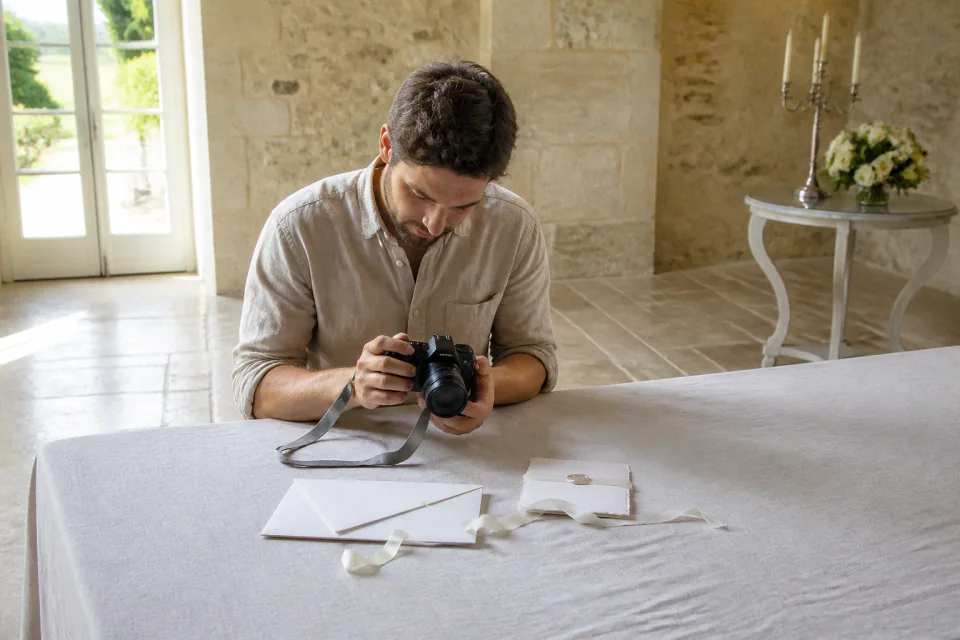Appareil photo et accessoires de reportage de mariage — illustration générée par IA