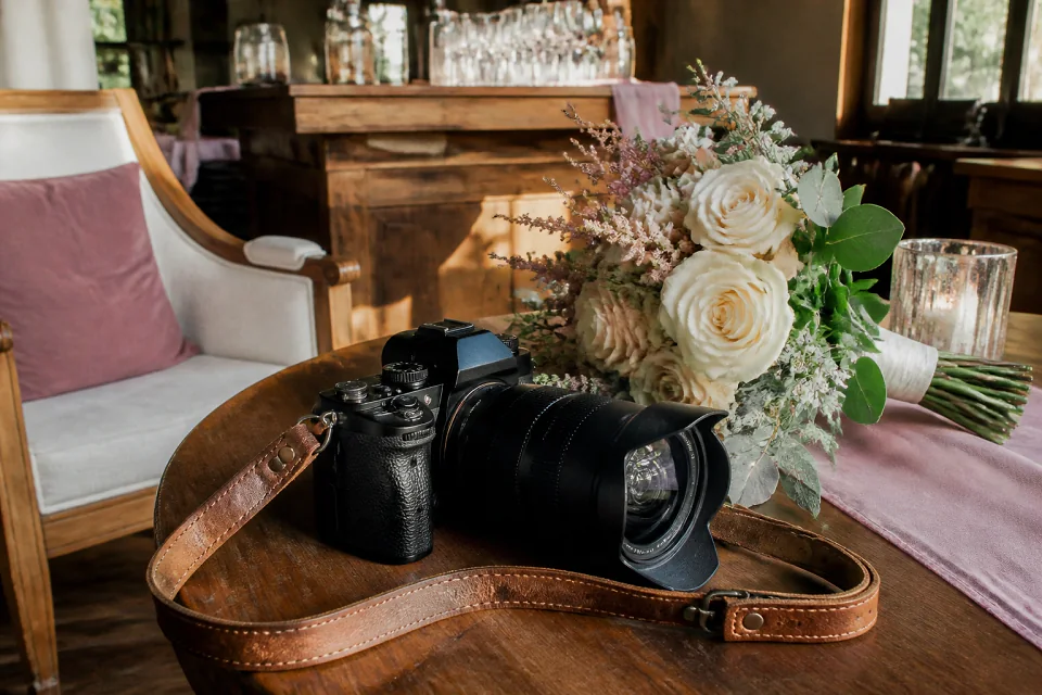 Appareil photo et accessoires de reportage de mariage — illustration générée par IA