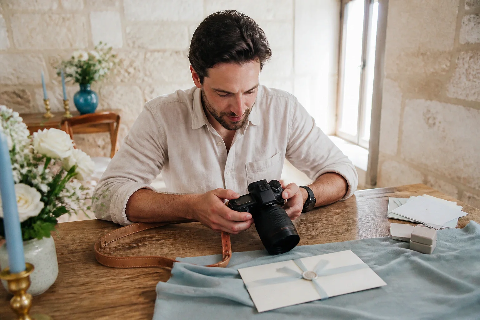Appareil photo et accessoires de reportage de mariage — illustration générée par IA