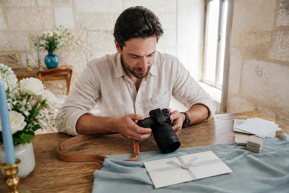 Appareil photo et accessoires de reportage de mariage — illustration générée par IA