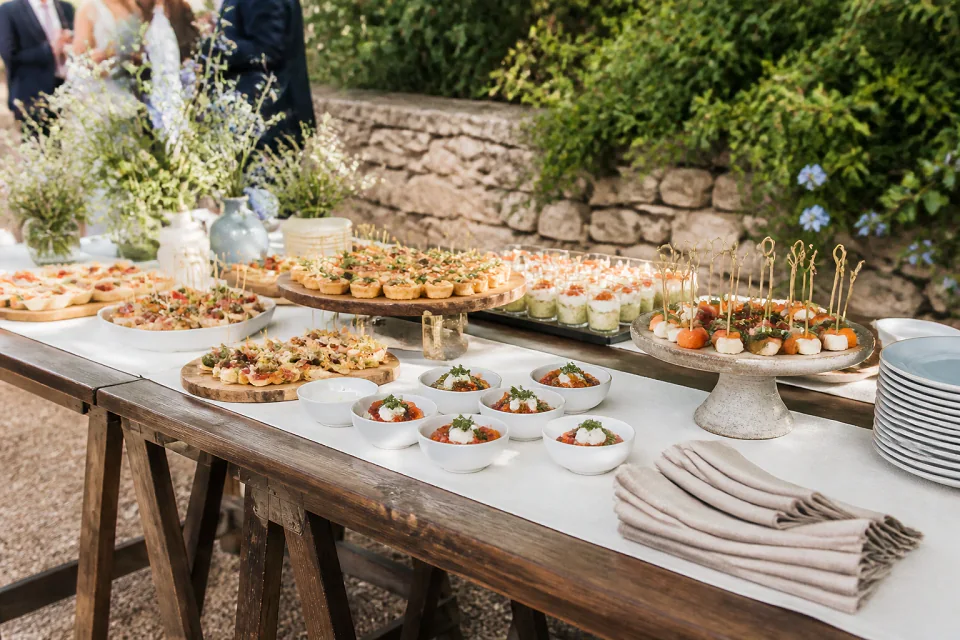 Préparations salées pour un cocktail de mariage — illustration générée par IA