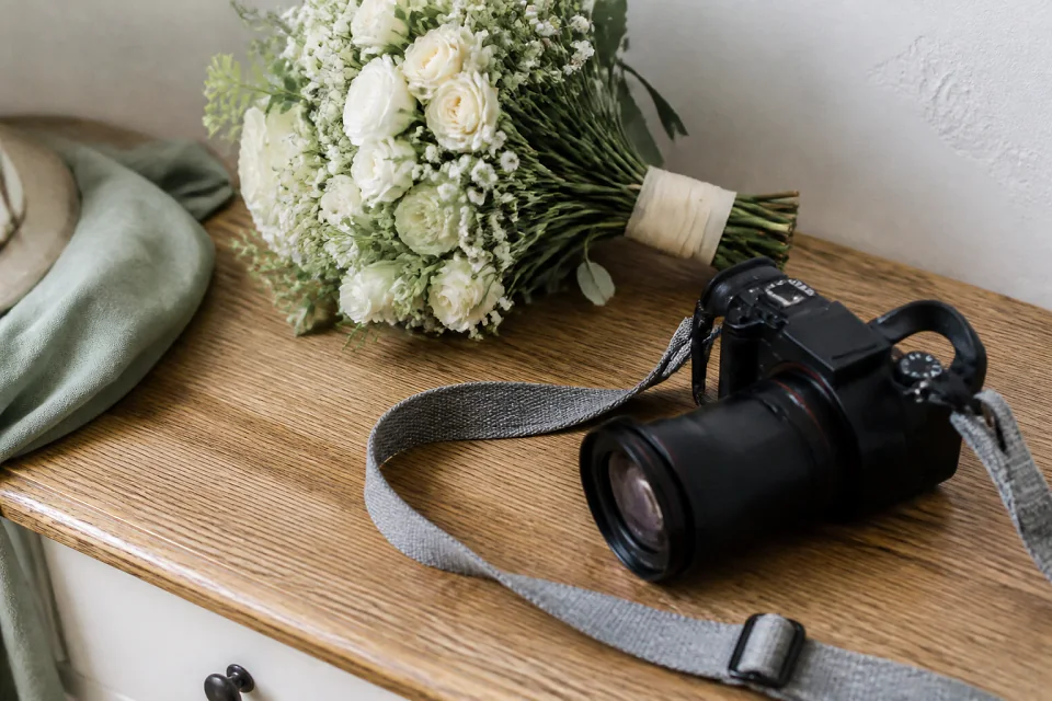 Appareil photo et accessoires de reportage de mariage — illustration générée par IA