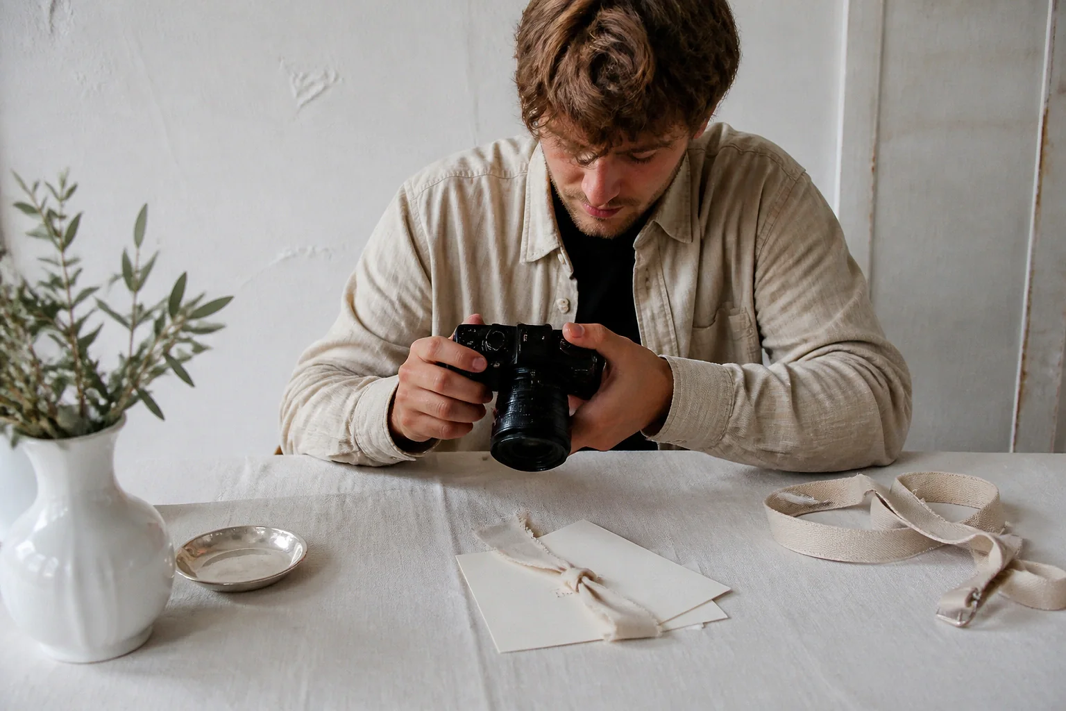 Appareil photo et accessoires de reportage de mariage — illustration générée par IA