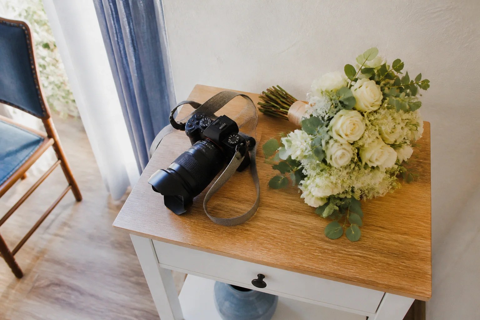 Appareil photo et accessoires de reportage de mariage — illustration générée par IA