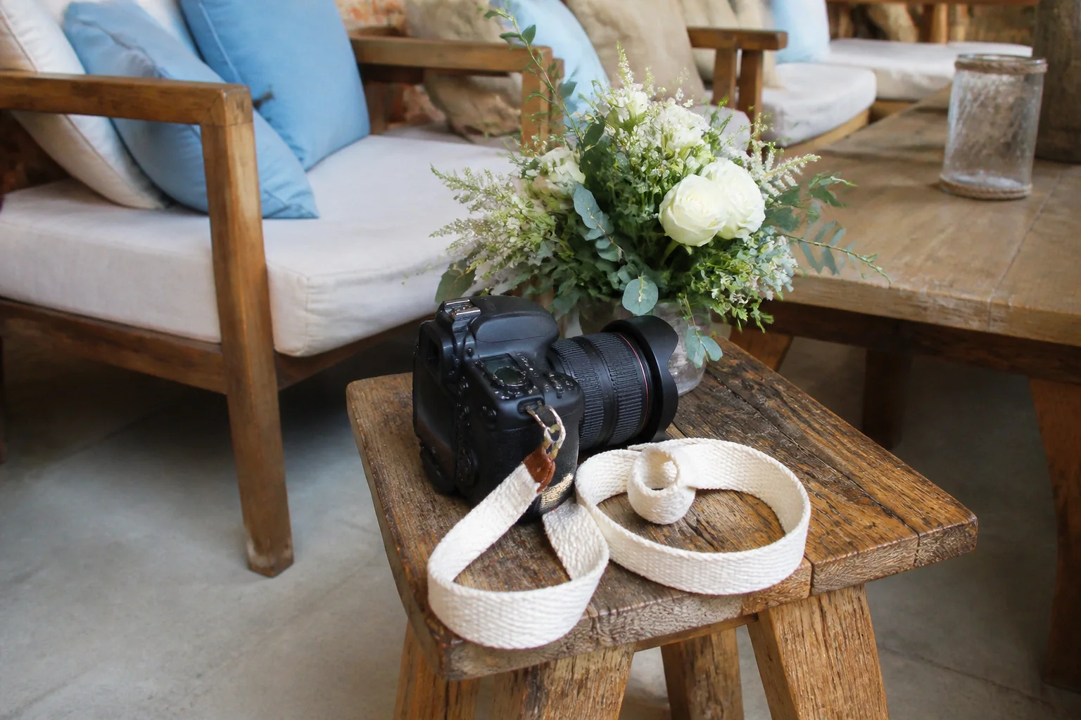 Appareil photo et accessoires de reportage de mariage — illustration générée par IA