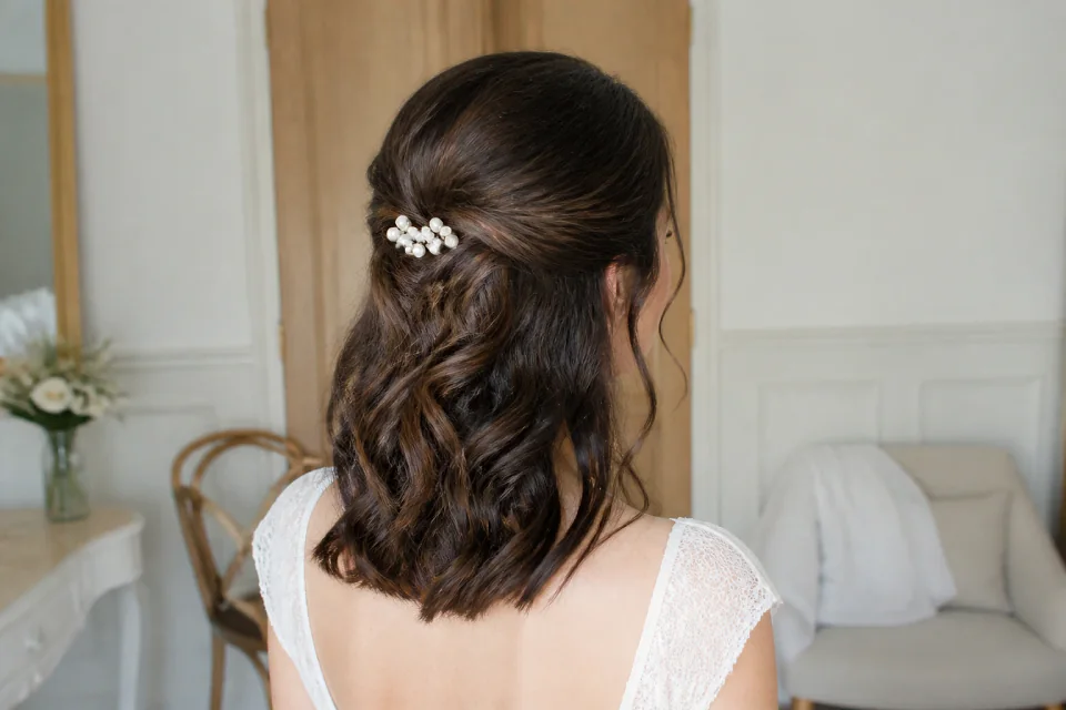 Coiffure de cérémonie vue pendant la préparation — illustration générée par IA