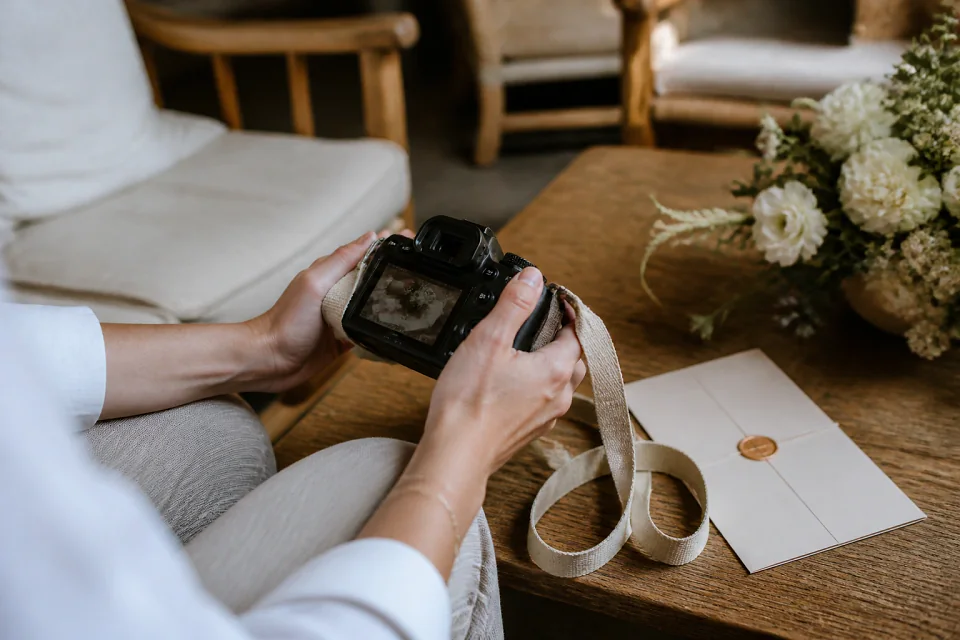 Appareil photo et accessoires de reportage de mariage — illustration générée par IA