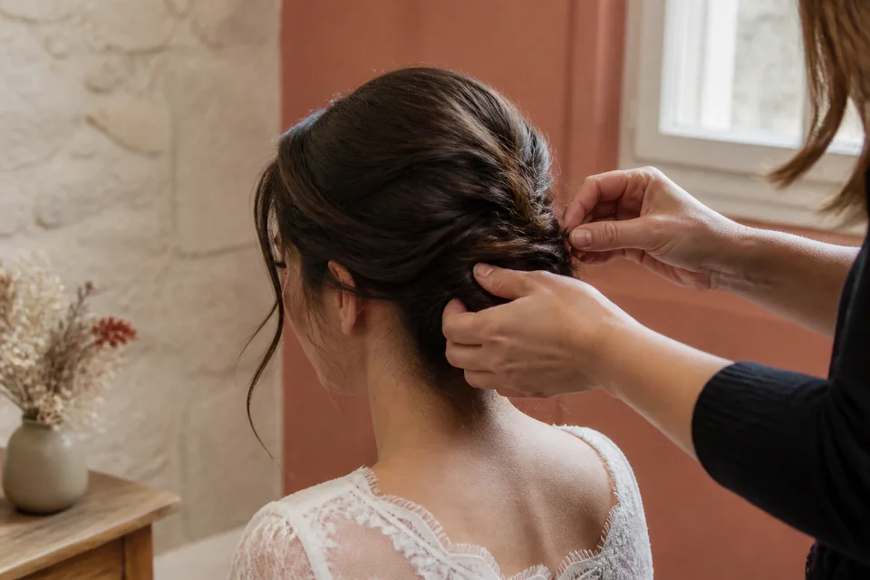 Coiffure de cérémonie vue pendant la préparation — illustration générée par IA