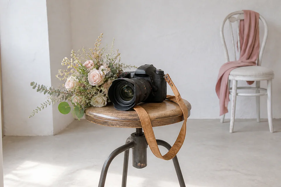 Appareil photo et accessoires de reportage de mariage — illustration générée par IA