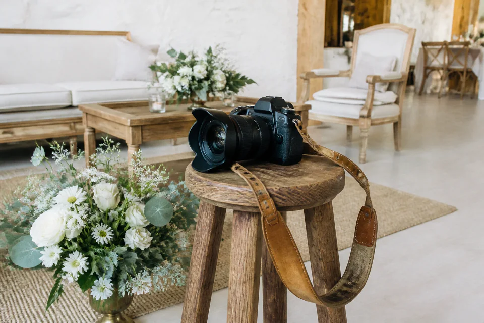Appareil photo et accessoires de reportage de mariage — illustration générée par IA