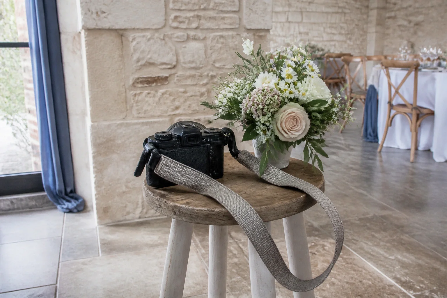 Appareil photo et accessoires de reportage de mariage — illustration générée par IA