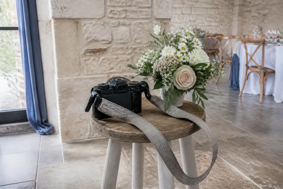 Appareil photo et accessoires de reportage de mariage — illustration générée par IA