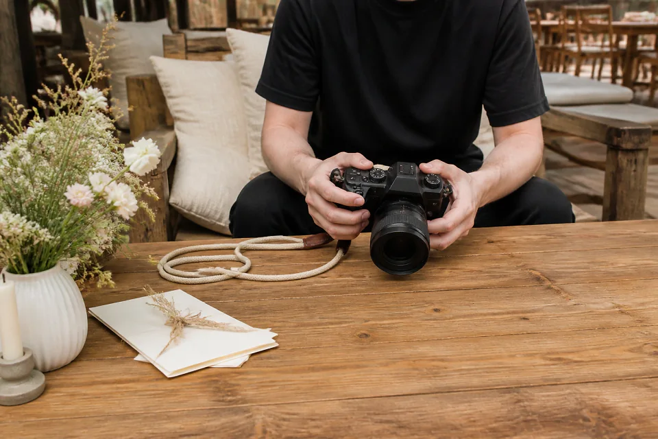 Appareil photo et accessoires de reportage de mariage — illustration générée par IA
