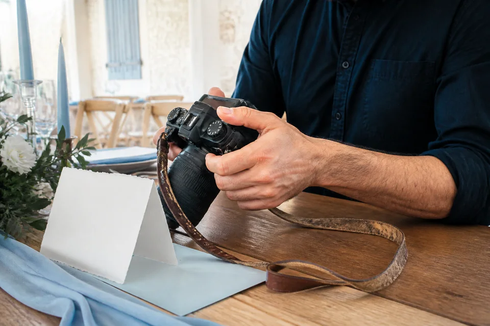 Appareil photo et accessoires de reportage de mariage — illustration générée par IA
