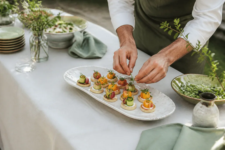 Préparations salées pour un cocktail de mariage — illustration générée par IA