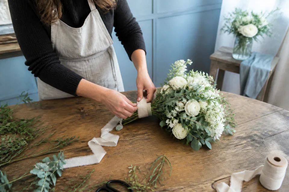 Préparation florale pour un mariage — illustration générée par IA
