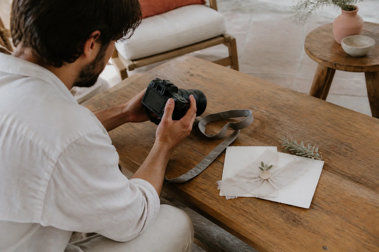 Appareil photo et accessoires de reportage de mariage — illustration générée par IA