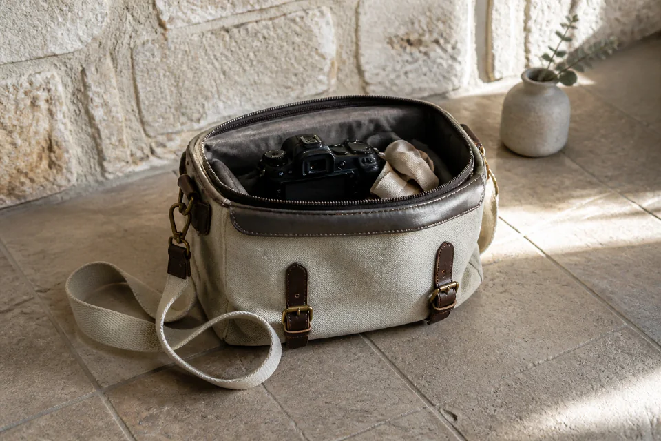 Appareil photo et accessoires de reportage de mariage — illustration générée par IA