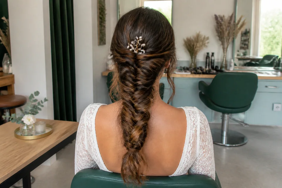 Coiffure de cérémonie vue pendant la préparation — illustration générée par IA