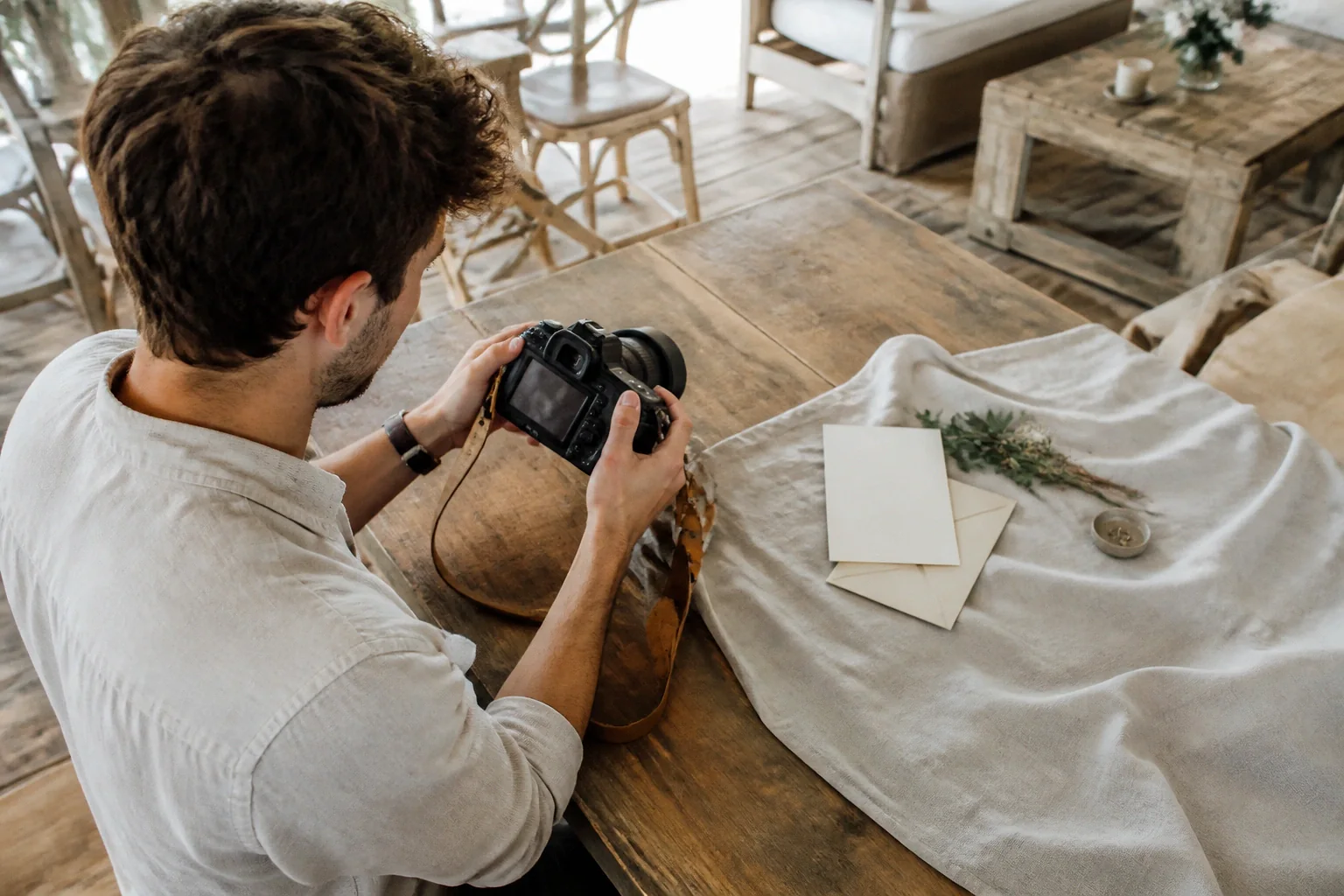 Appareil photo et accessoires de reportage de mariage — illustration générée par IA