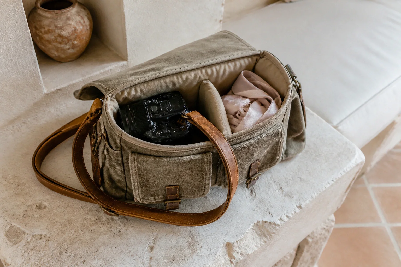 Appareil photo et accessoires de reportage de mariage — illustration générée par IA