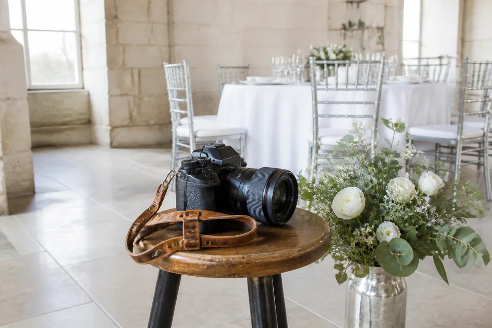 Appareil photo et accessoires de reportage de mariage — illustration générée par IA