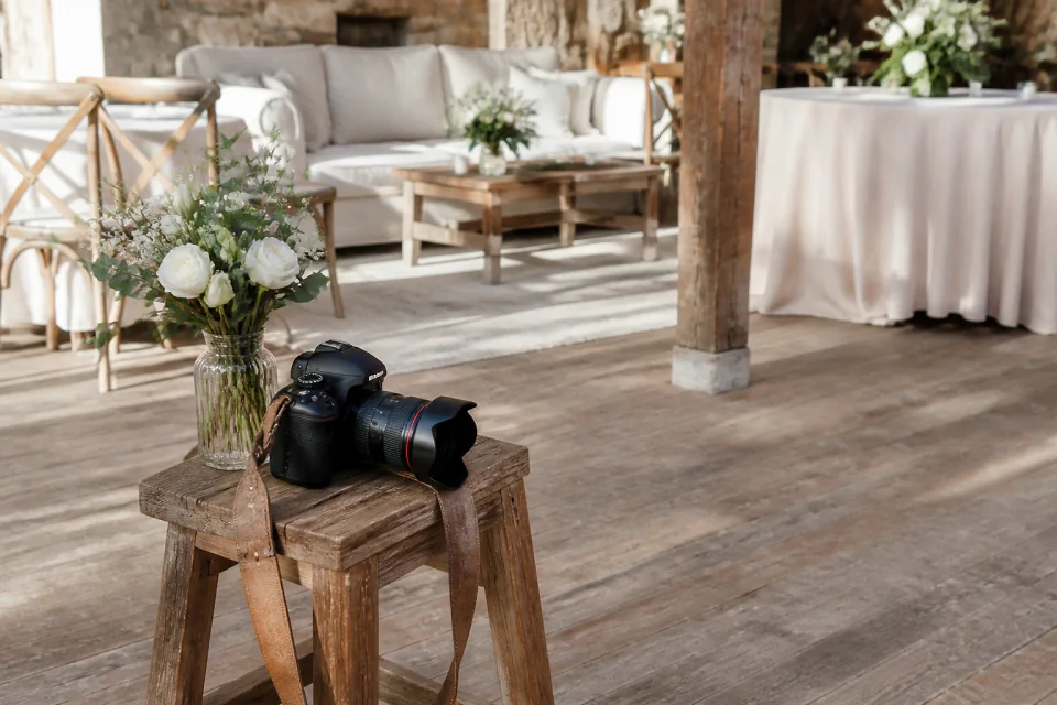 Appareil photo et accessoires de reportage de mariage — illustration générée par IA