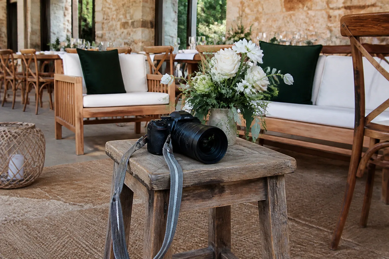 Appareil photo et accessoires de reportage de mariage — illustration générée par IA