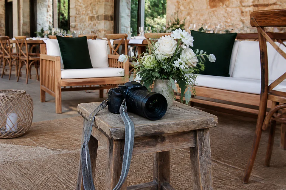 Appareil photo et accessoires de reportage de mariage — illustration générée par IA
