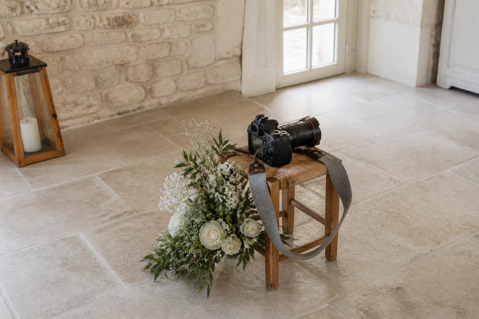 Appareil photo et accessoires de reportage de mariage — illustration générée par IA