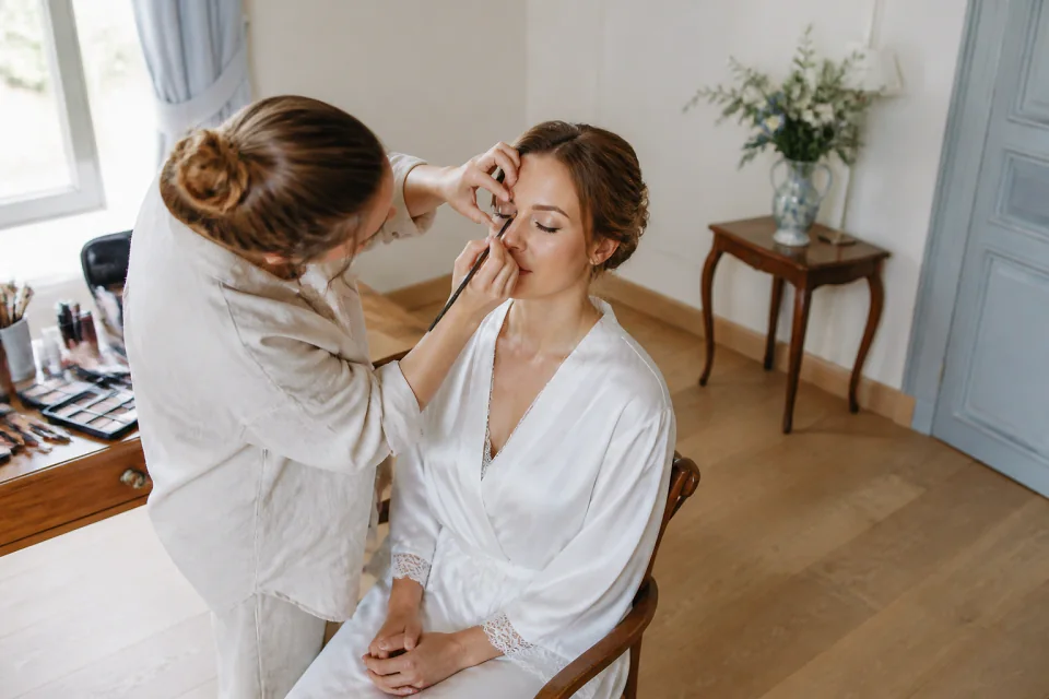 Préparation d’un maquillage de mariage — illustration générée par IA
