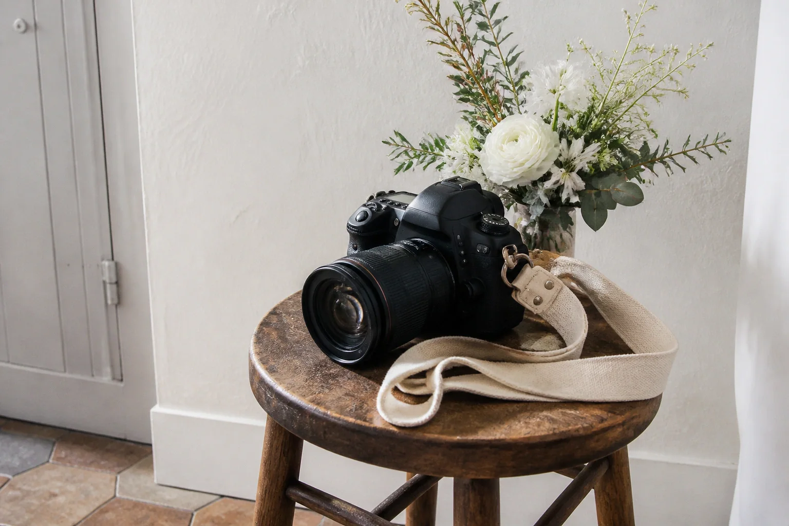 Appareil photo et accessoires de reportage de mariage — illustration générée par IA