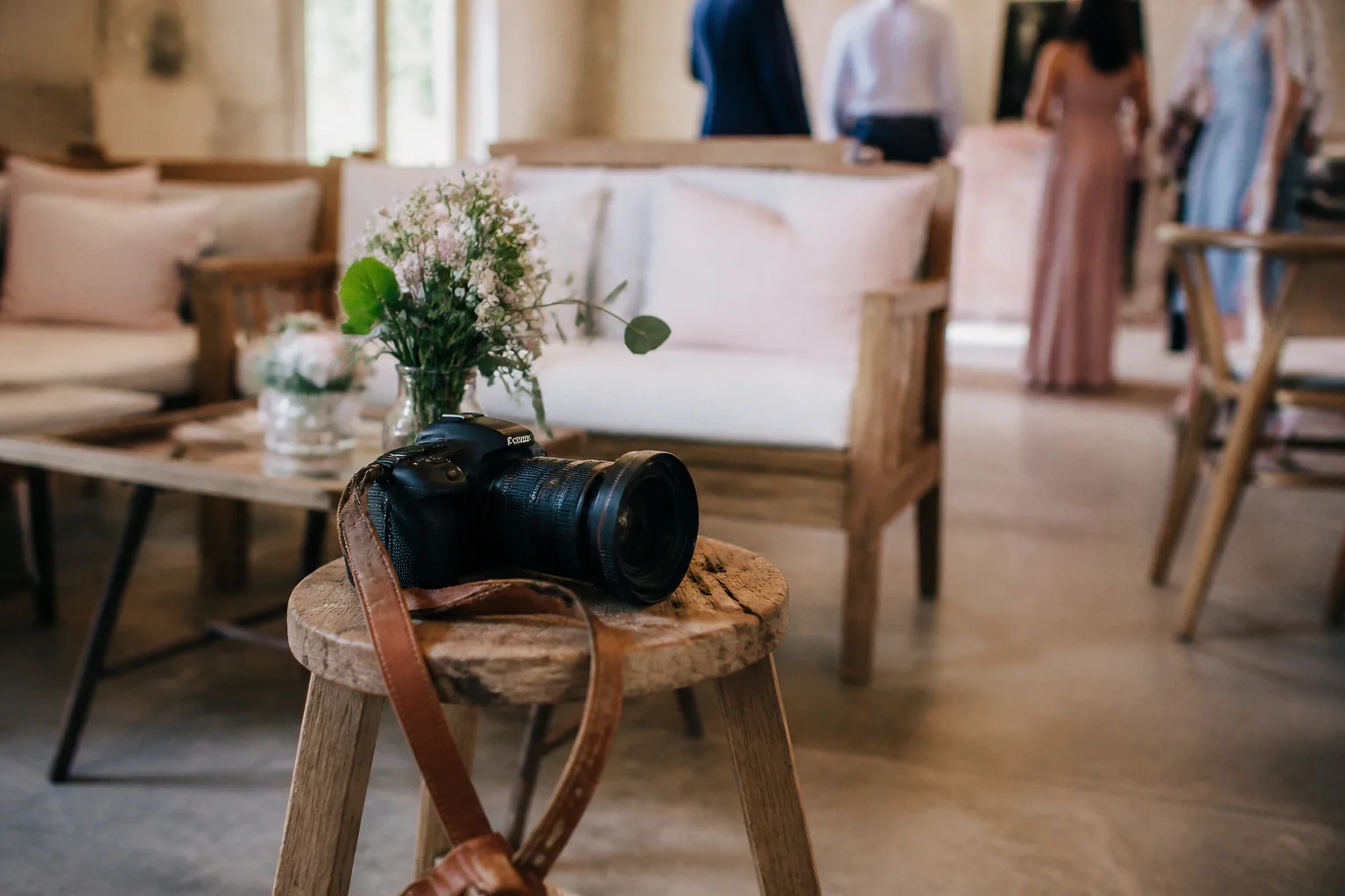 Appareil photo et accessoires de reportage de mariage — illustration générée par IA