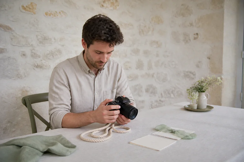 Appareil photo et accessoires de reportage de mariage — illustration générée par IA