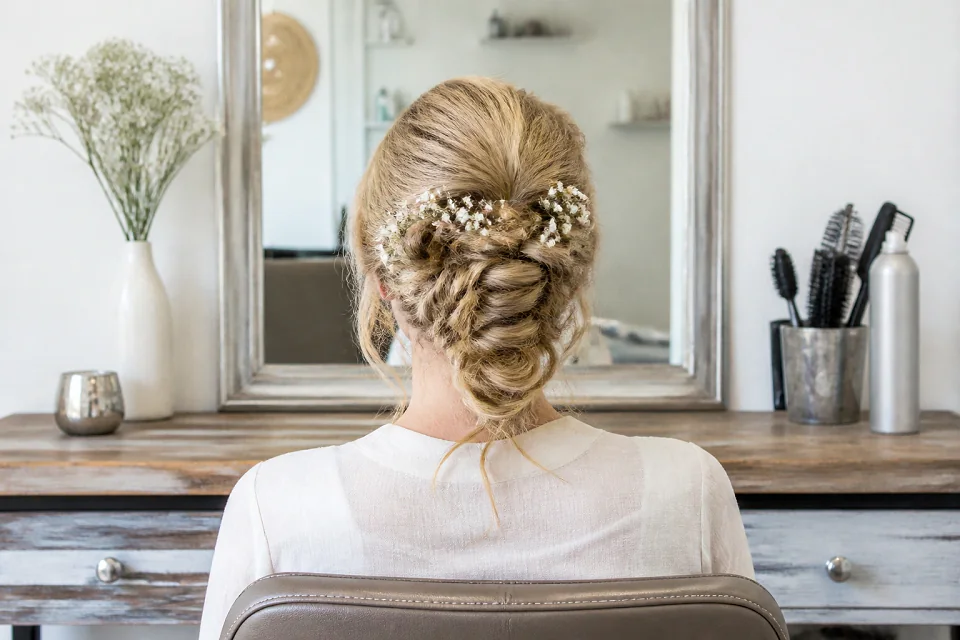 Coiffure de cérémonie vue pendant la préparation — illustration générée par IA