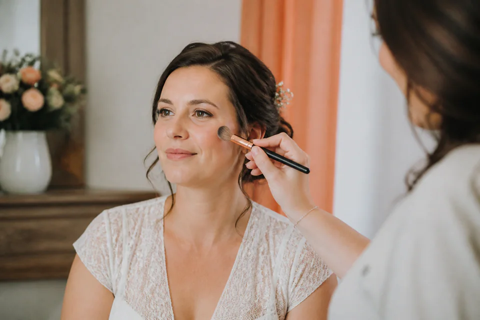 Préparation d’un maquillage de mariage — illustration générée par IA