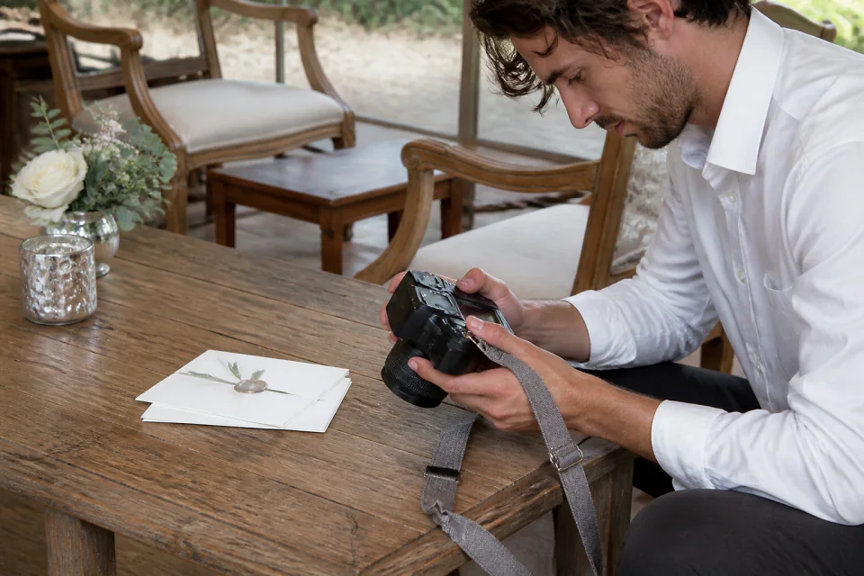 Appareil photo et accessoires de reportage de mariage — illustration générée par IA