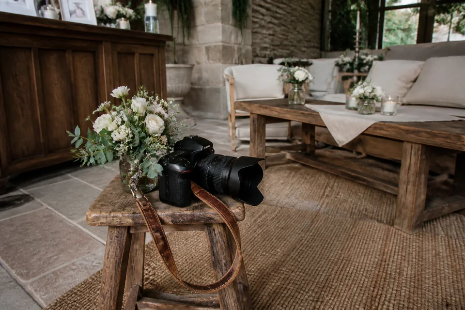 Appareil photo et accessoires de reportage de mariage — illustration générée par IA