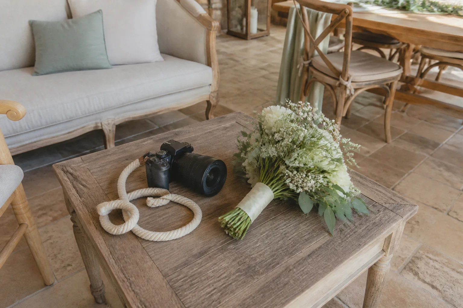Appareil photo et accessoires de reportage de mariage — illustration générée par IA