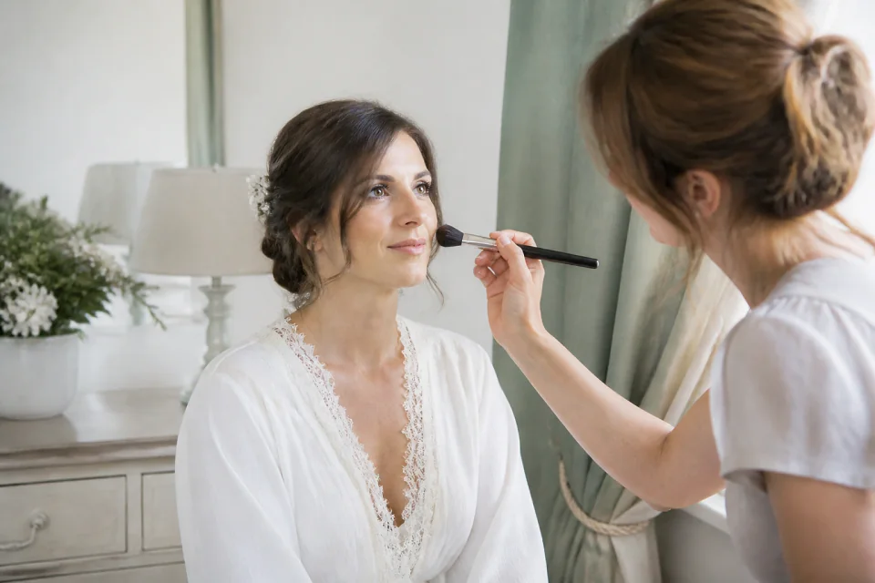 Préparation d’un maquillage de mariage — illustration générée par IA