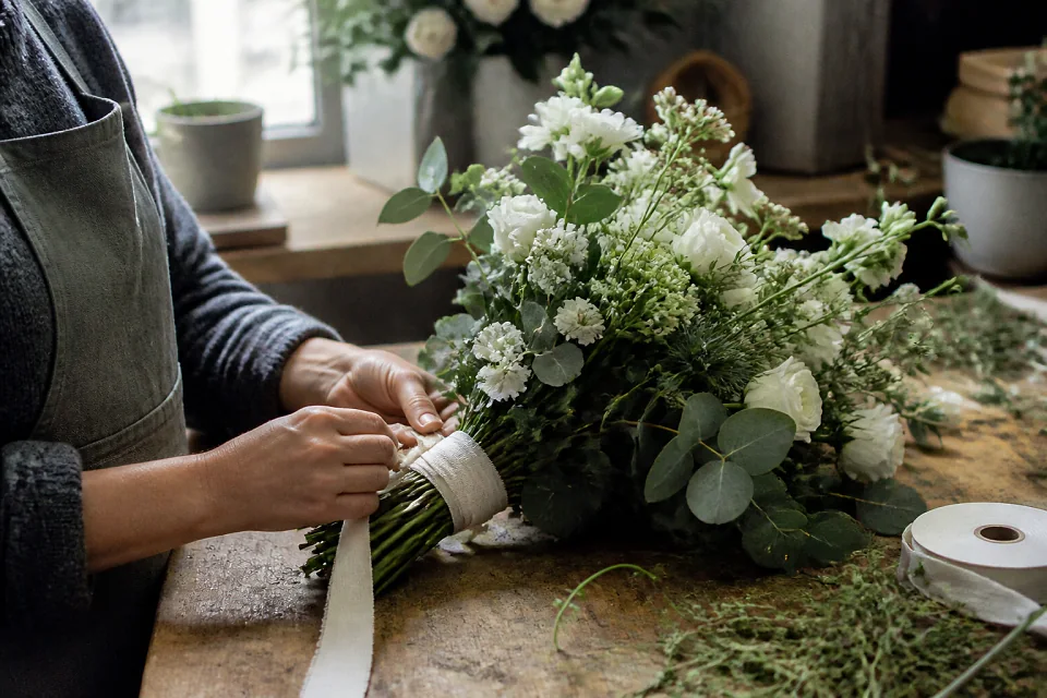 Préparation florale pour un mariage — illustration générée par IA
