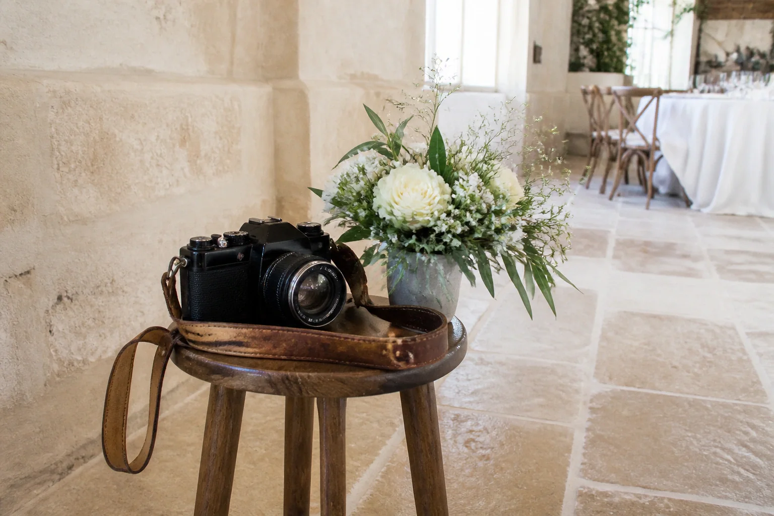 Appareil photo et accessoires de reportage de mariage — illustration générée par IA