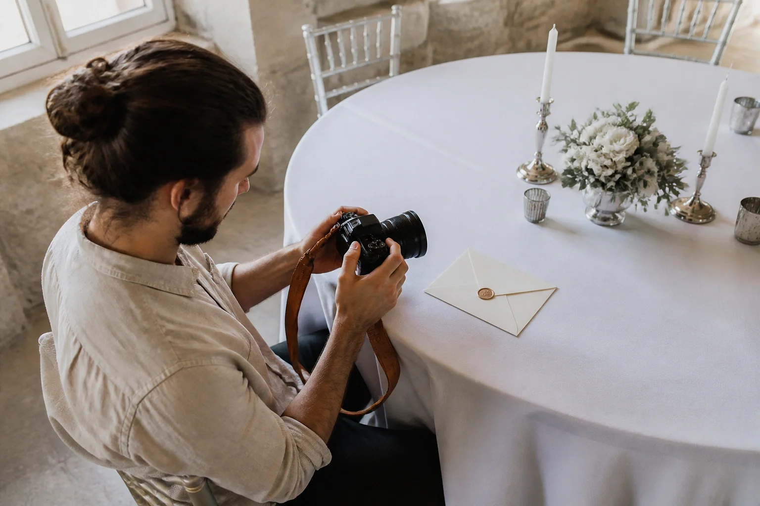 Appareil photo et accessoires de reportage de mariage — illustration générée par IA